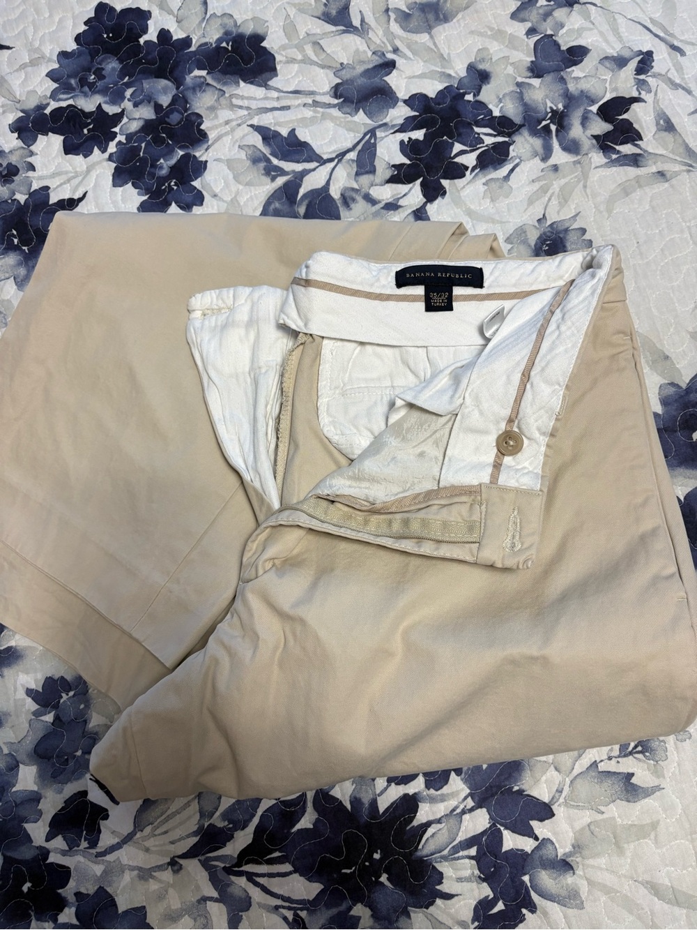 Banana Republic Men’s Light Khaki Chino Pants